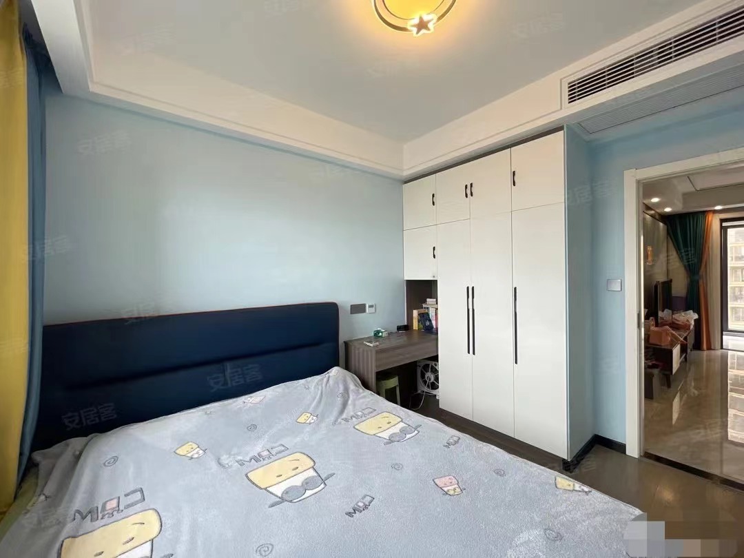 房东诚心出售，锦绣江山三期，东边户，南北双阳台，9成新装修，家电全送，拎包入住