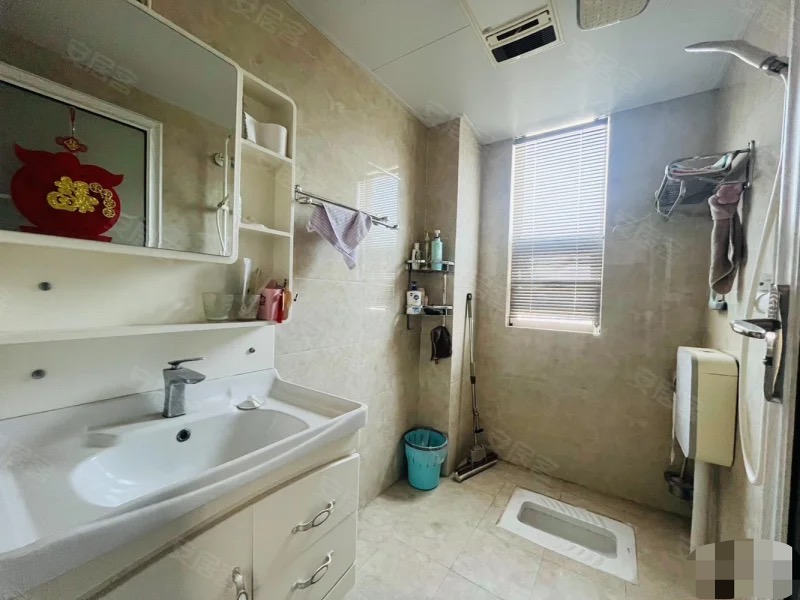 243，商城旁，三合鑫城，精装一室一厅一厨一卫，电梯房，边户，拎包入住，