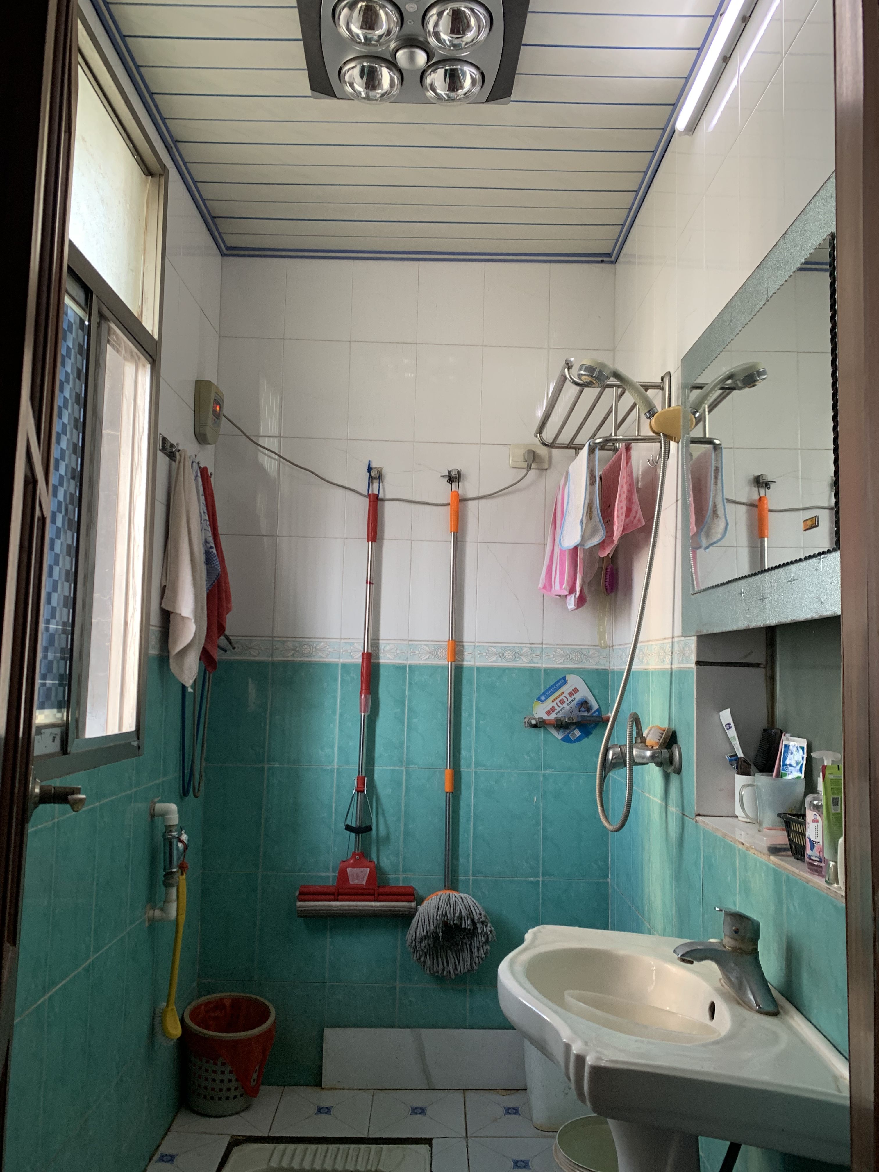 客运站对面,国有土地证，三证齐全五层半门面房出,