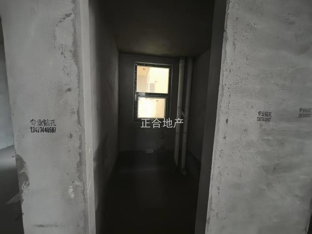 城南，元泰未来城B2区，电梯好楼层19楼，毛坯3房2卫，证满二