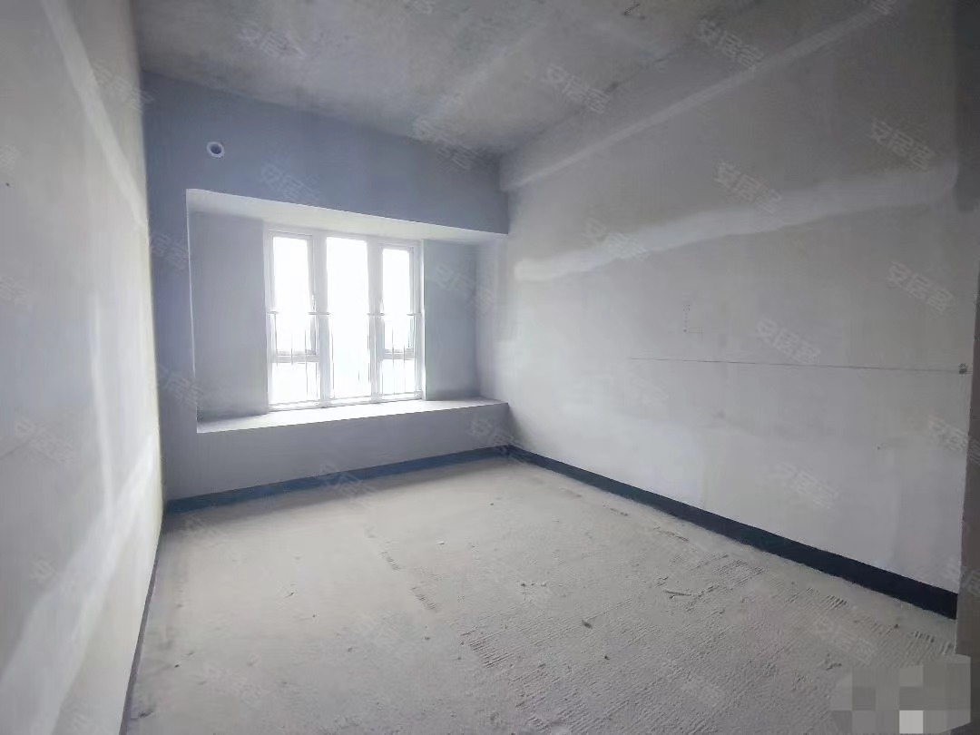 房东直接跟你减1500，碧桂园，1梯1户单价4700，小高层，南北双阳台，证满二