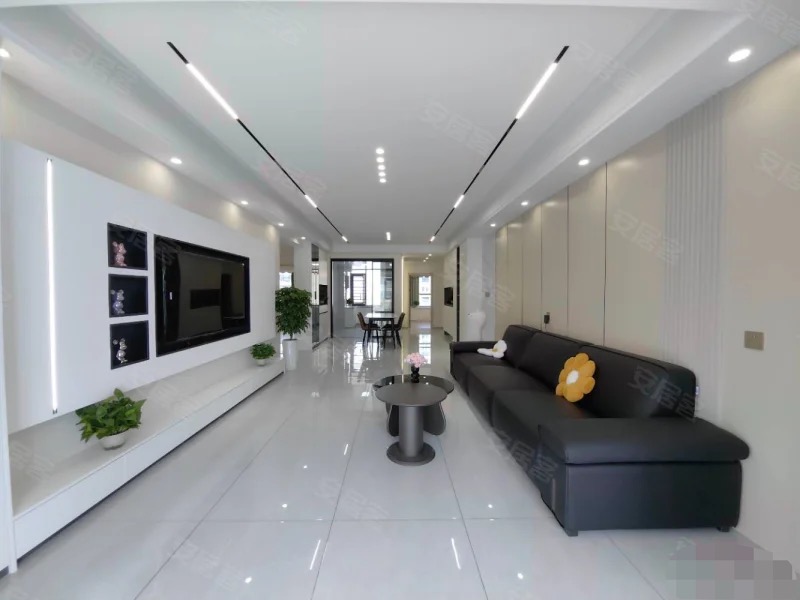 城南，御湖世家，全新装修，精装三房，边户，好楼层，南北通透