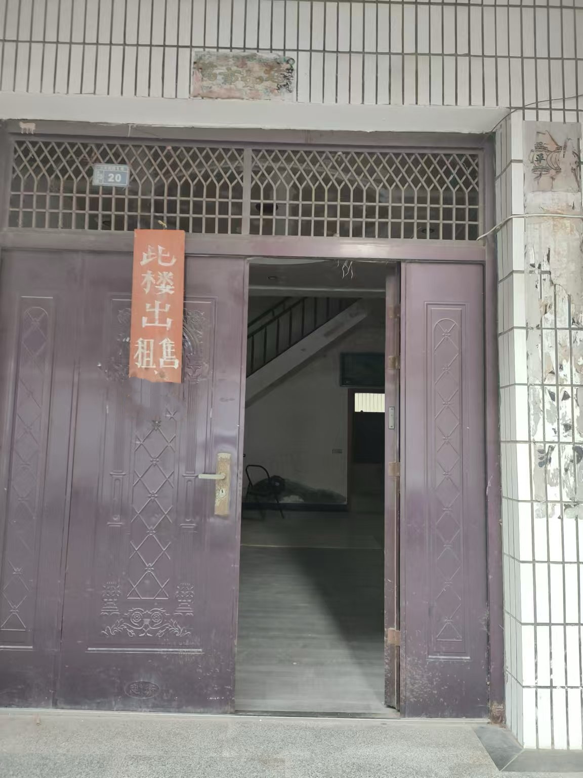 大洪小区大洪路西一巷三层私房可做门面厂房仓库，门口可以停车诚心出售