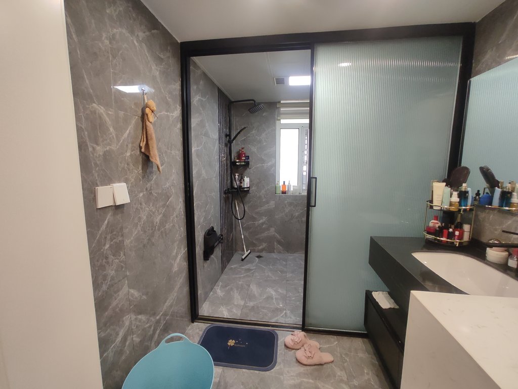 沔阳公馆.全屋中央空调全屋暖气片.房子9点9成新.房子是三房改成了两房.