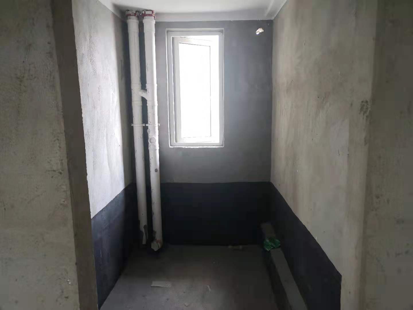 森林国际两面都临湖的湖景房毛坯三室两厅两卫看房方便