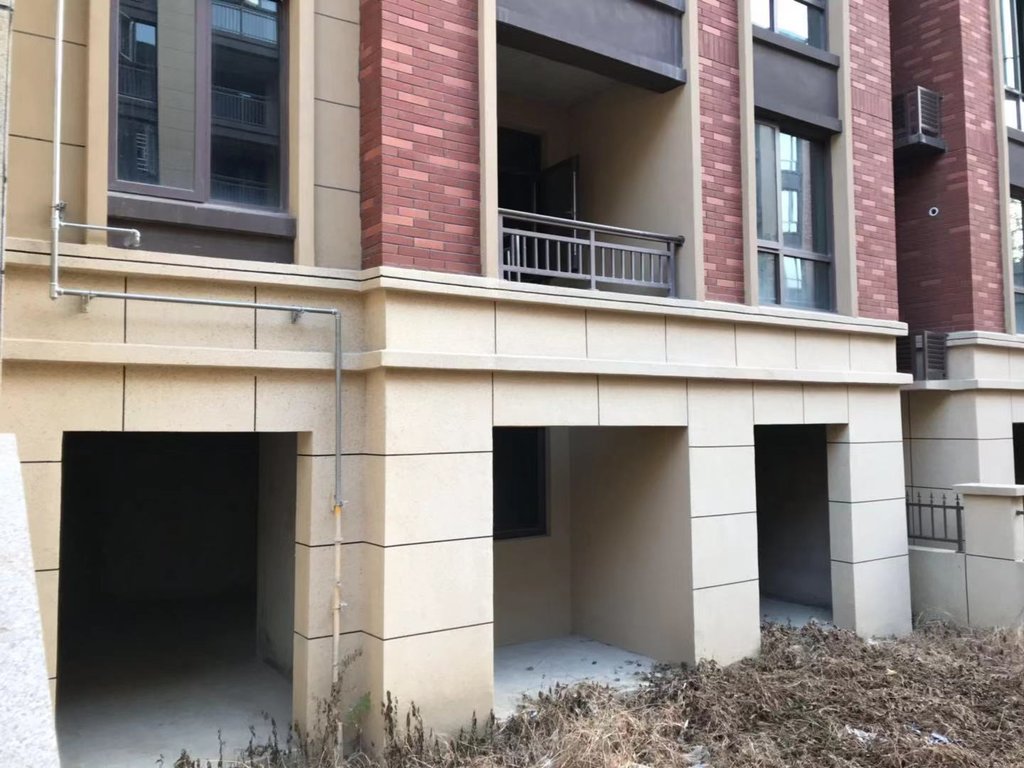 城西大盘 绿地华庭香格里拉 一二楼毛坯复式 带花园 空气清新 天然氧吧 房东诚意出售