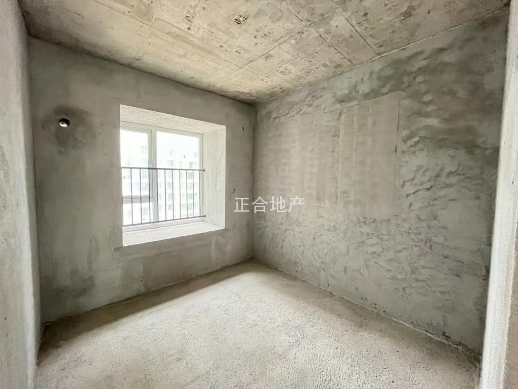 蓝天花园，125平边户，中间楼层