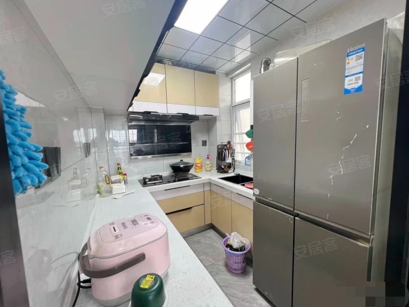 锦绣江山，单价5500，精装3房，中高楼层，业主自己装的婚房，满二