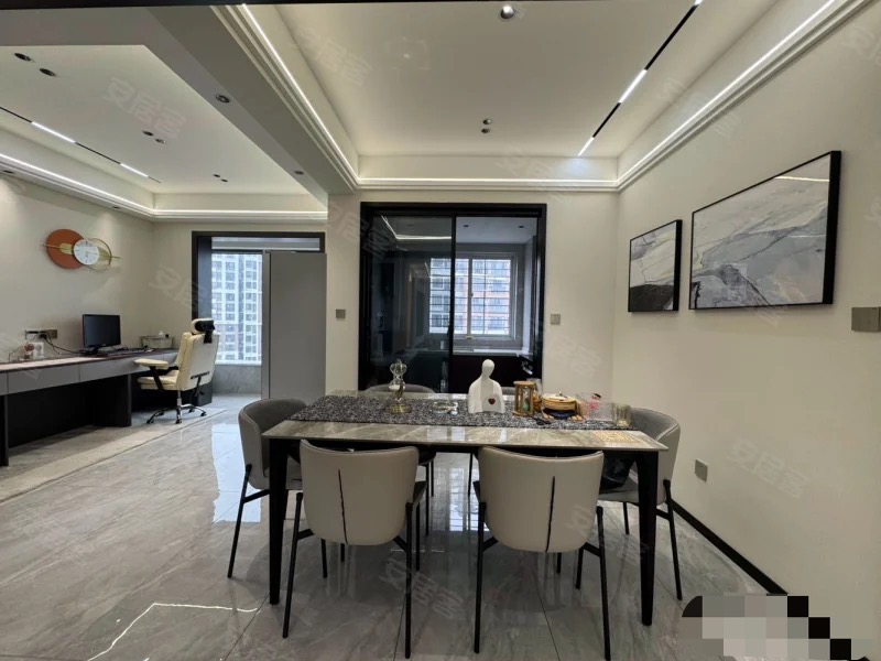 仙桃三中附近，精装大四房两卫，好楼层，全屋品牌家具家电，证满二，拎包入住