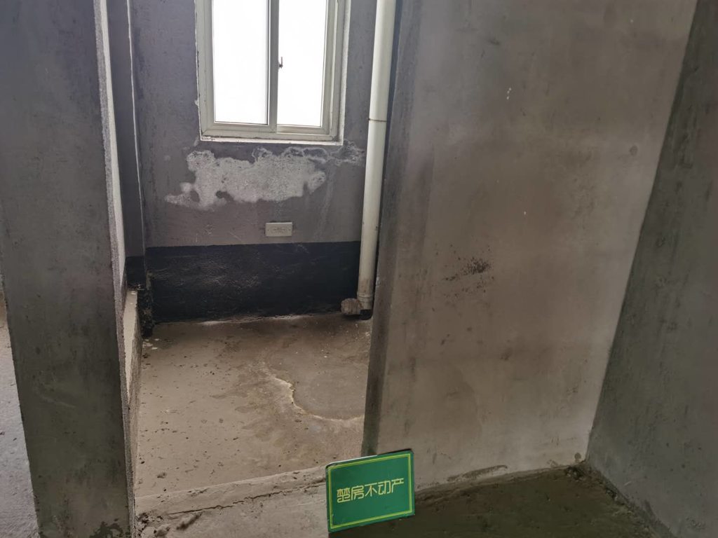 明珠新城毛坯小三房来了，户型好的很，小高层，小区楼龄新交通便利