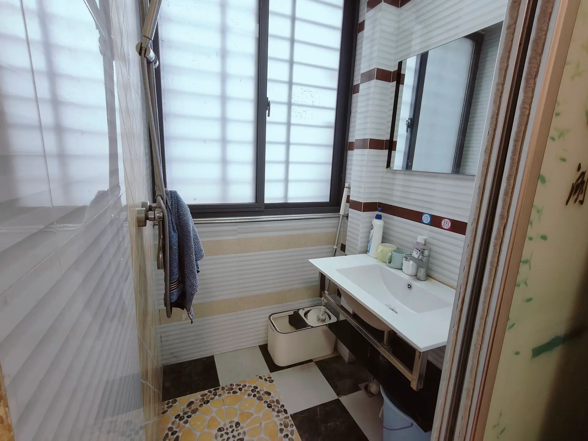 沃尔玛附近，田园国际，电梯小高层11楼，精装三房三卫，成色新，拎包入住，老证