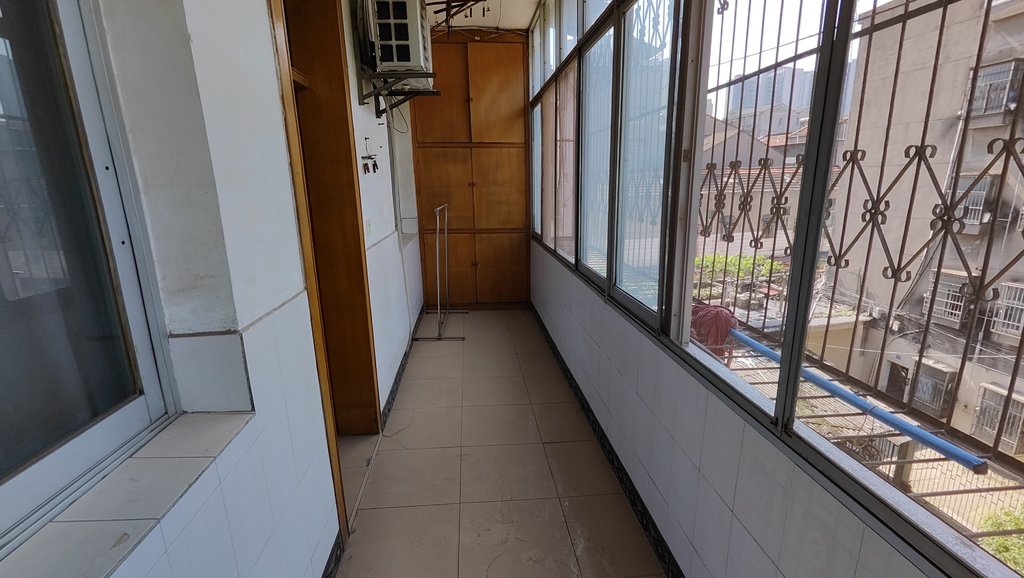 交通路实小仙源旁老检察院宿步梯三楼精装三房有院子能停车无物业管理费拎包即住