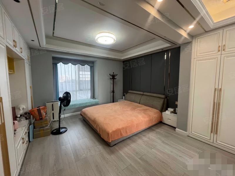 仙下河附近老三中，康湾一品，40万豪装只卖毛坯价格，东边户，送车位，老证