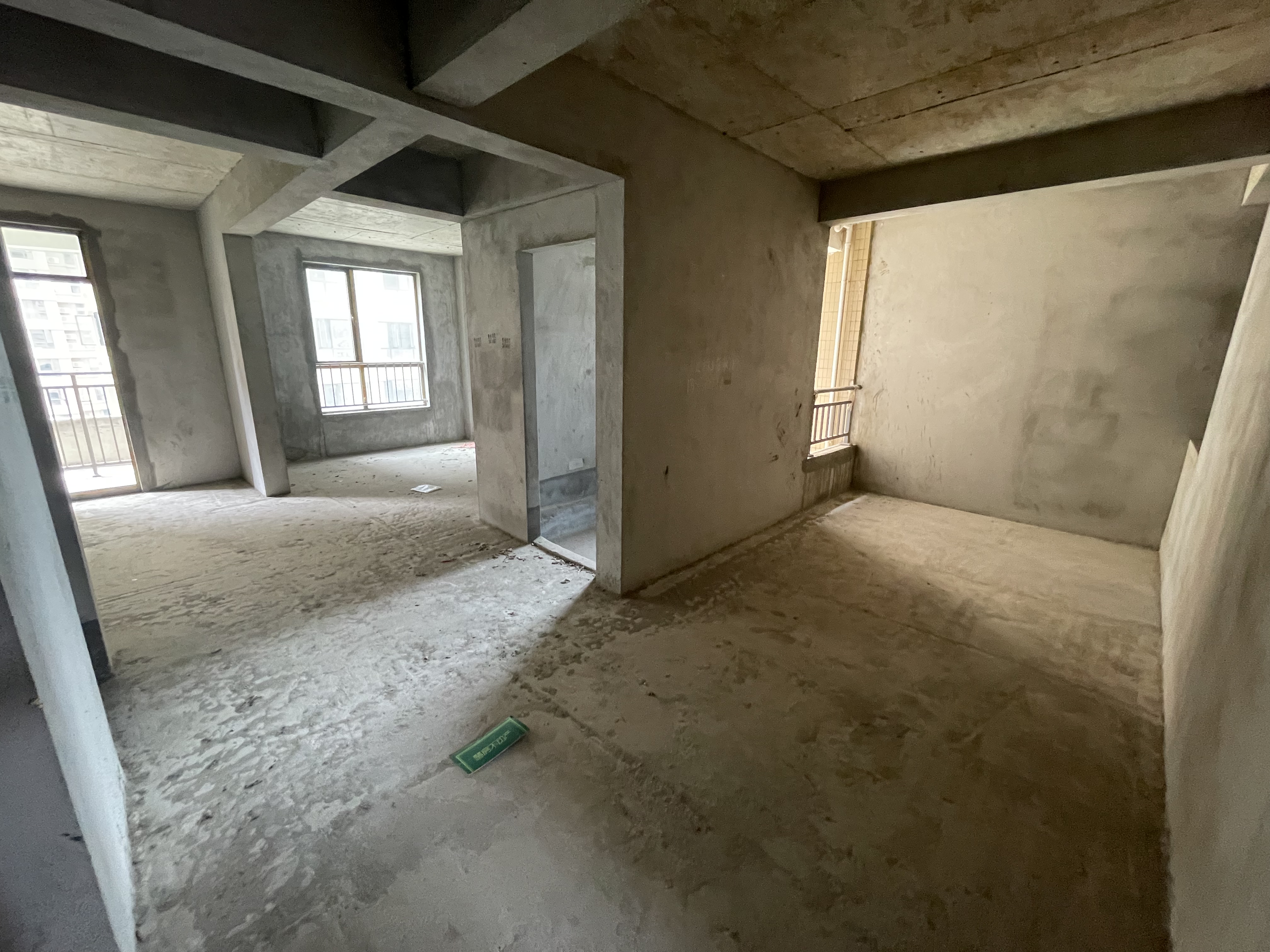 颐和公馆三房两卫颐和公馆毛坯小三房诚心出售看房方便