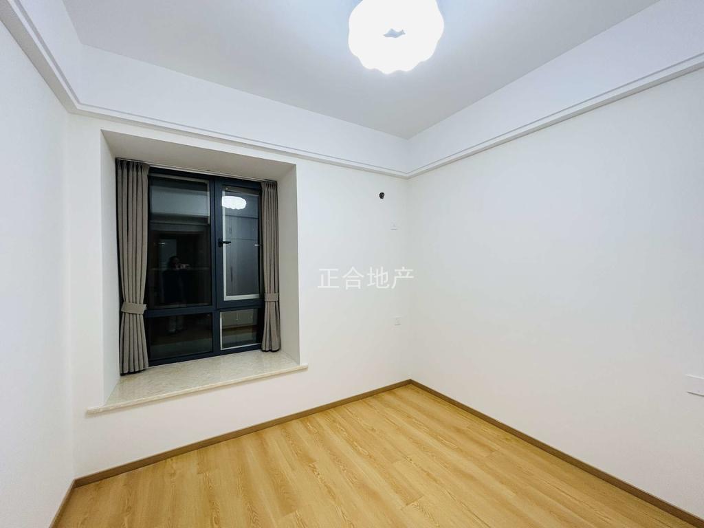 降价了，l森林国际湖景房，全新装修，精装三房，楼层好，双书包出门就是沔阳公园仙湖公园楼下新二中二小拎包入住