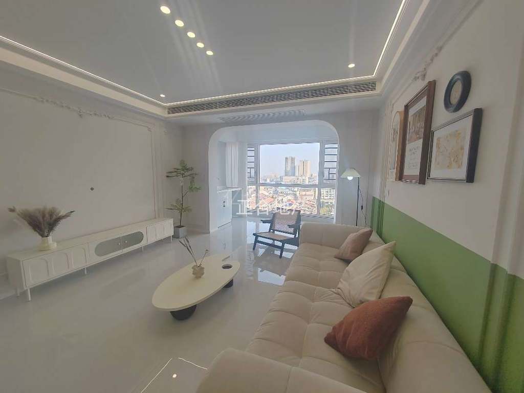 降价8万， ​业主诚心出售 ，下楼就是商城大厦  ​，全新精装三房， 电梯中层