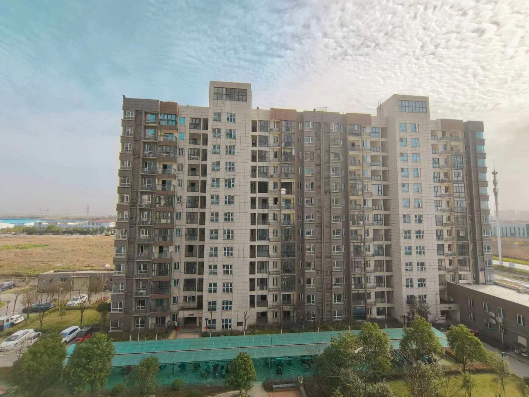 银湖城.毛坯三房.证件满二.看房方便