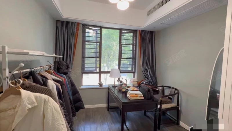 急售，城西，绿地香格里拉复式，豪装四房，带阳光房花园和车位，南北通透，单价不到4800，满两年