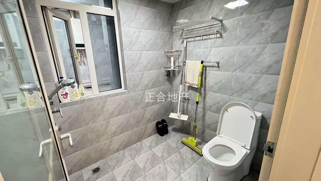 急售，森林国际，湖景房，精装三房两厅，9.9成新，基本未住，证满二，视野好