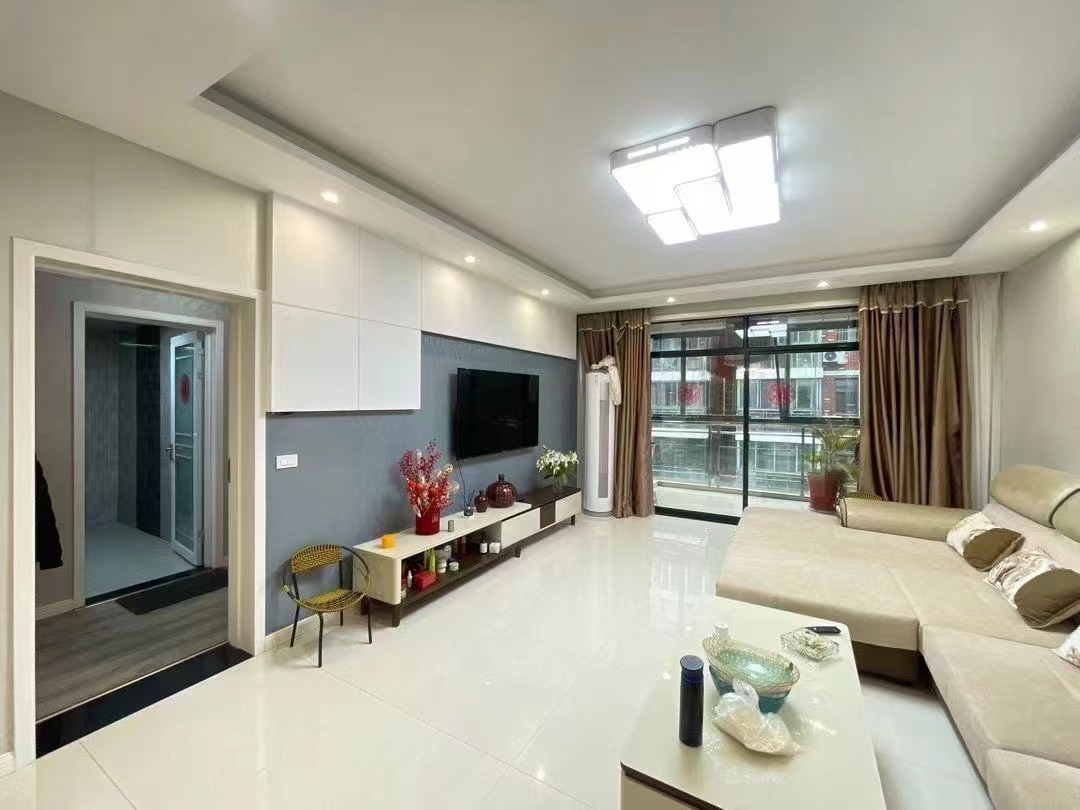 68，仙桃四中旁边， 单价3800 ， 步梯好楼层，9成新，精装三房