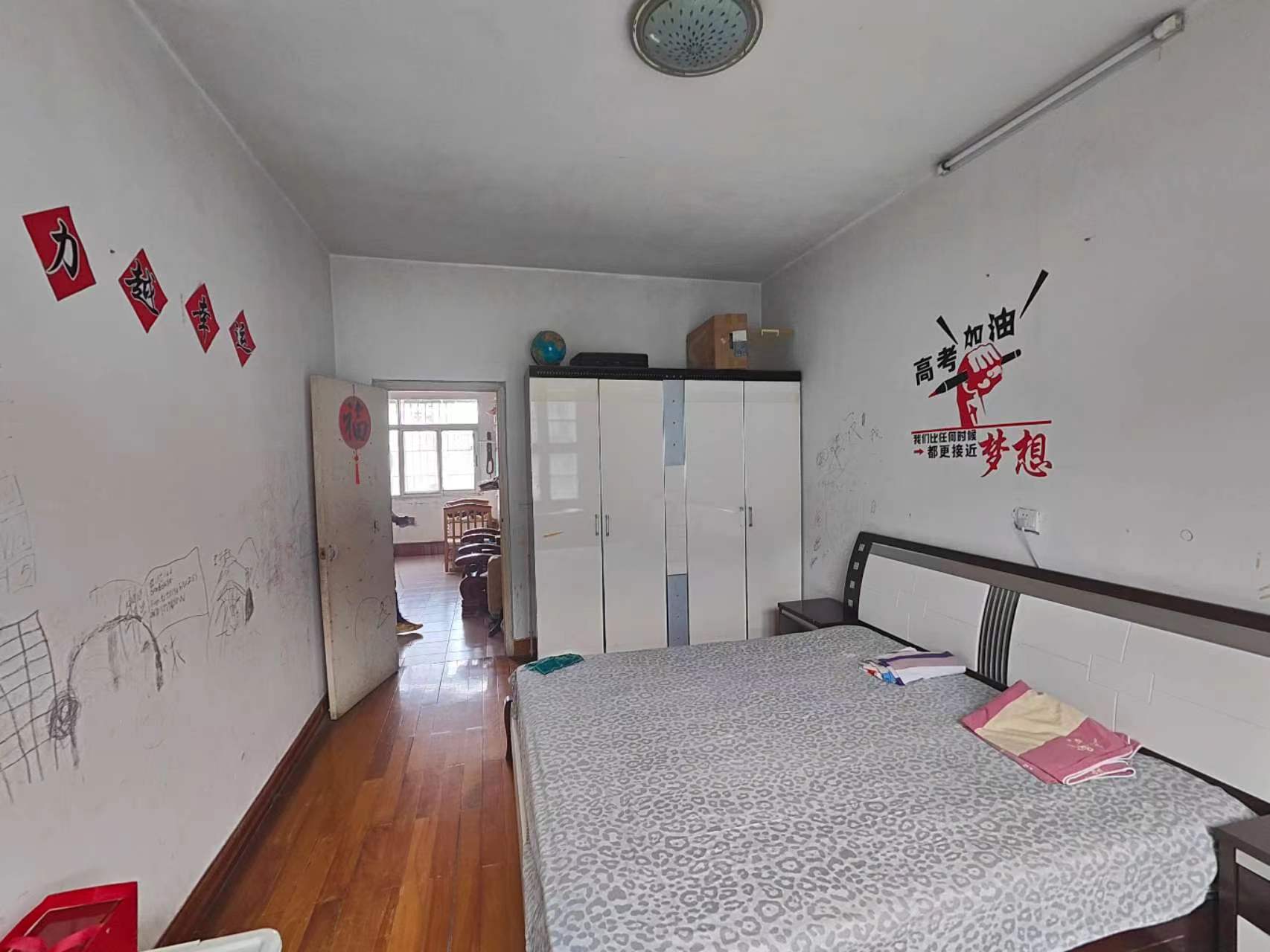 富迪三友正对面就在沔中旁边，有院子停车交通生活方便，经典跃式，看房方便