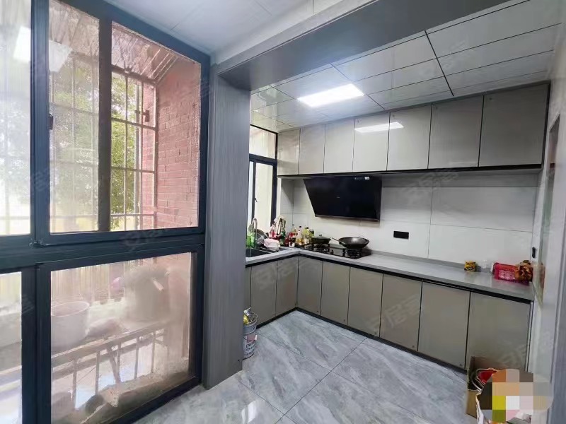 177，城南，人民医院对面，精装大3房，步梯2楼，0公摊，成色新，附近荣怀，新沔中