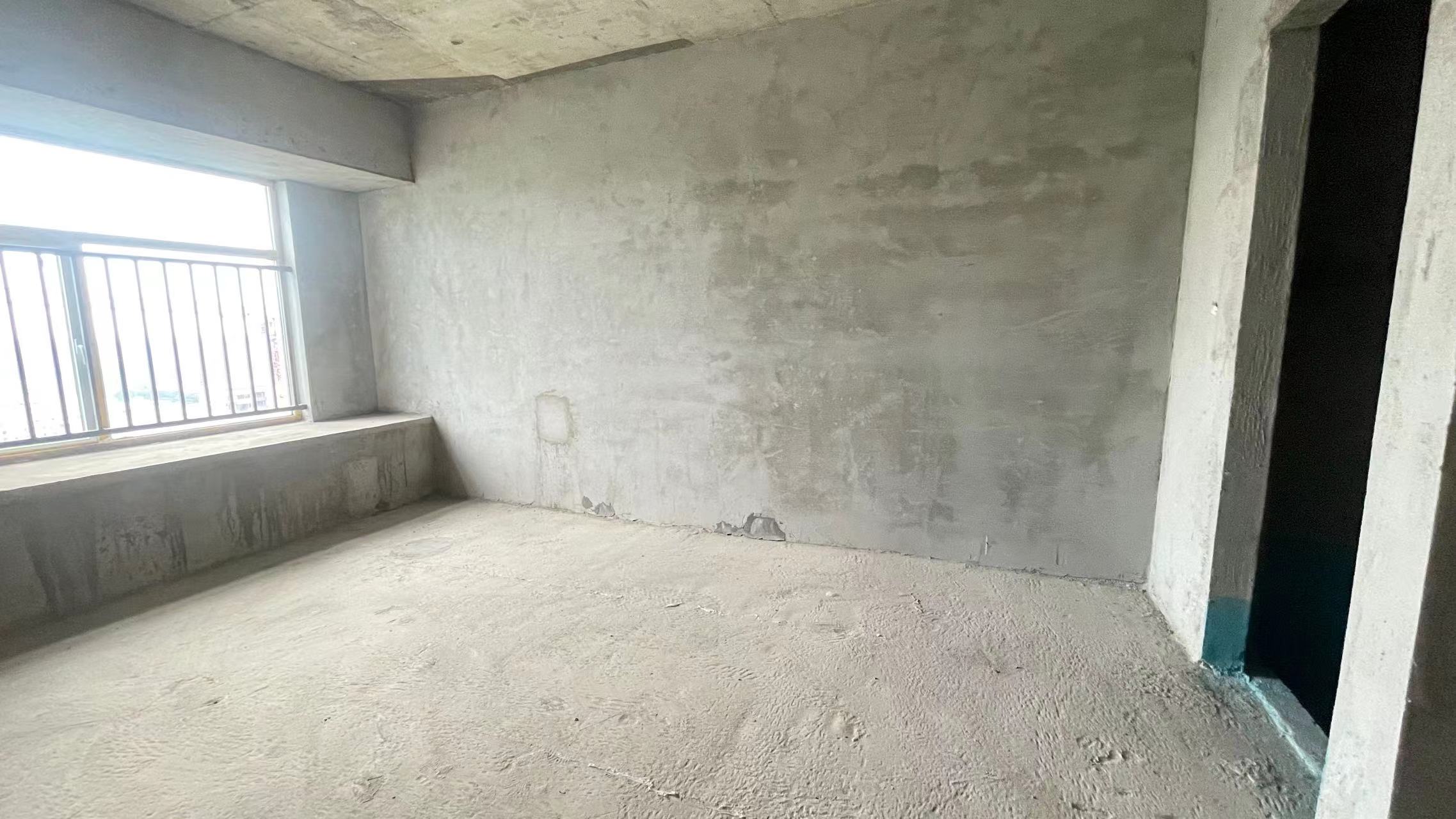 蓝天新城.毛坯小三房中间楼层.小区环境好.看房方便