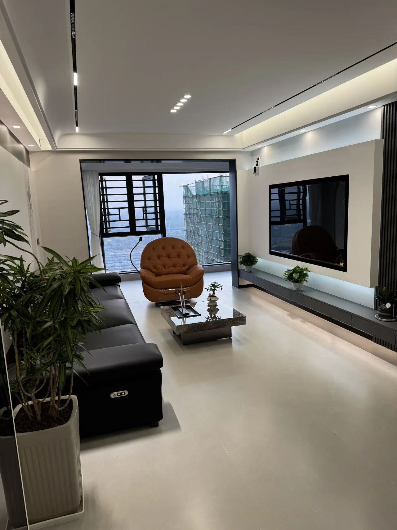 南城新区，金科御府，业主自装，电梯23楼，精装三房，下楼就是三中三小，看中可谈