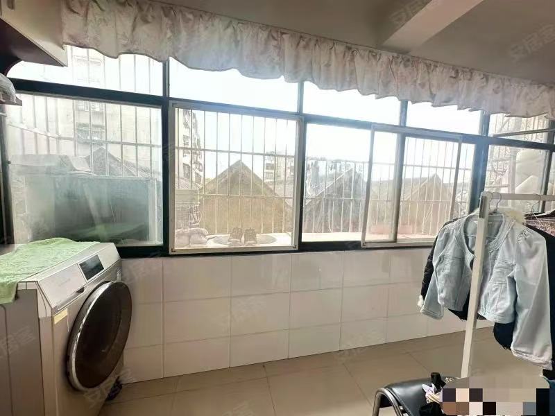 375，商城附近，汽修小区，步梯三楼，房龄新，精装三房，南北通透