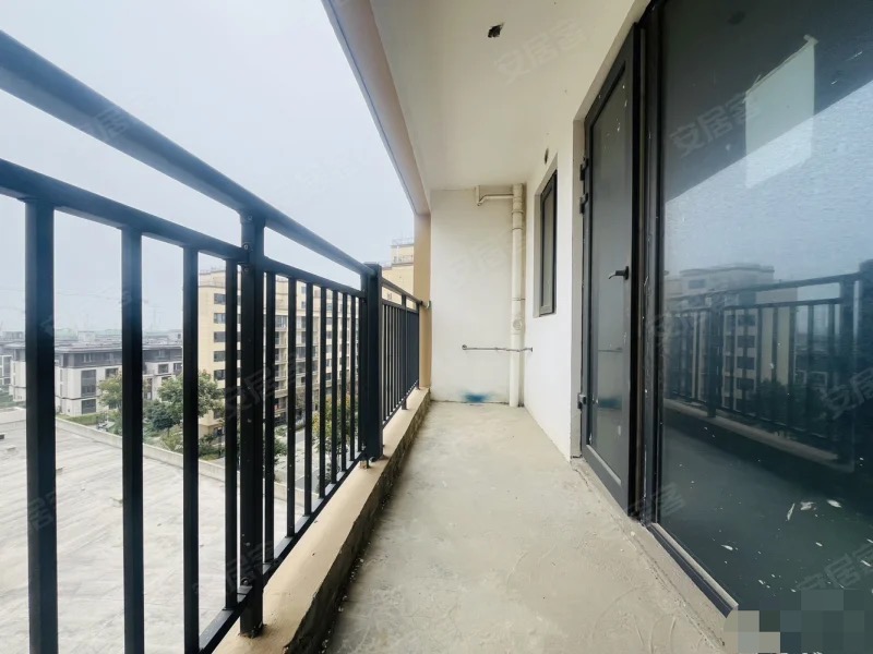 急售，城南，捡漏洋房C位一套，单价4400，好楼层，一梯二户❗送车位，南北通透，双阳台