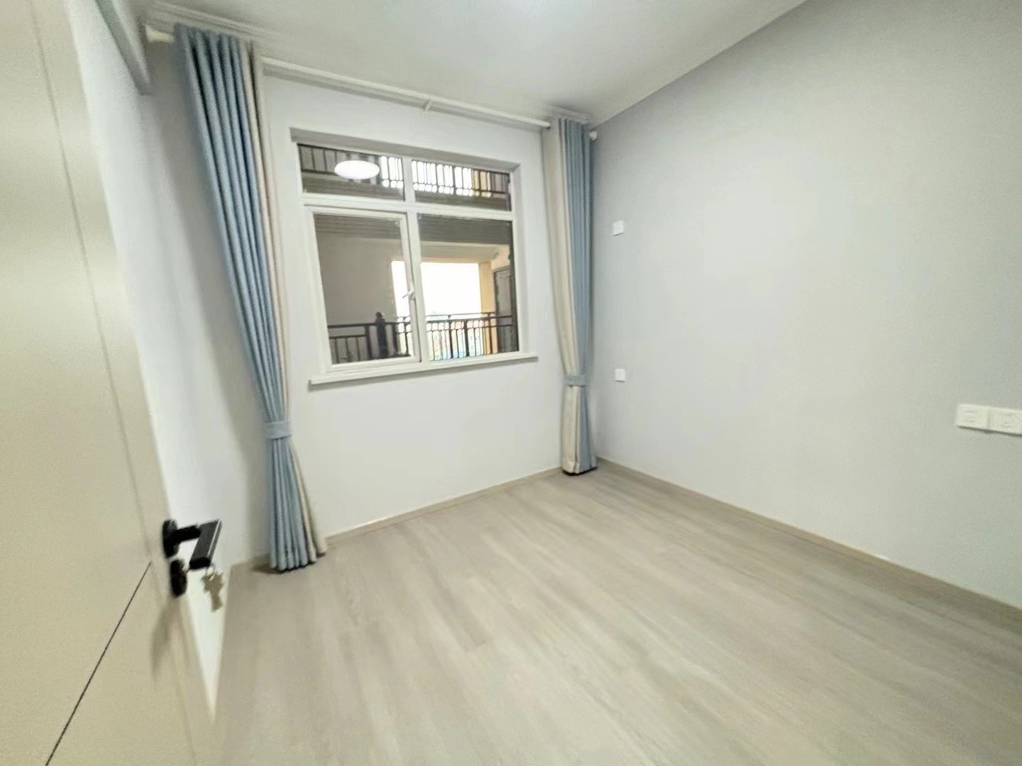 房东降价8w，速度捡漏，仙桃城南，次新小区，全新装修，精装三房，证满二