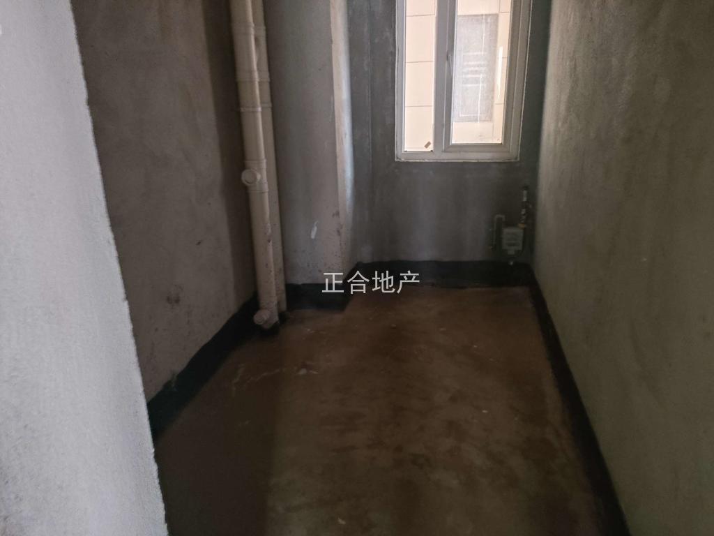 急售，森林国际城，电梯好楼层，满两年毛坯3室2厅2卫，二中二小