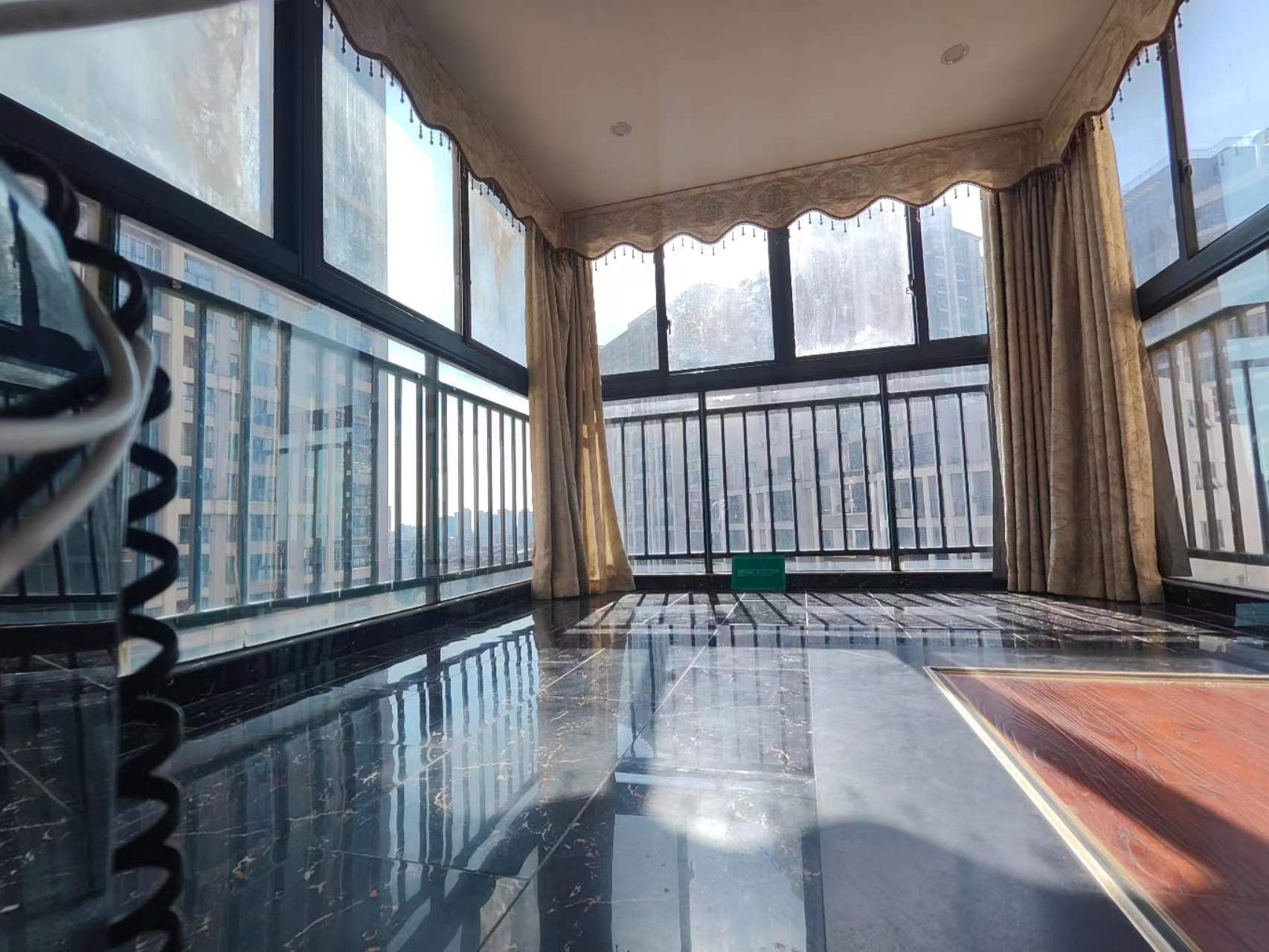 圣淘沙精装大两房通风好三面采光，双阳台，业主诚意出售，优质的吓人可以上公立嶨校，实验幼儿园，实验小穴，老三忠