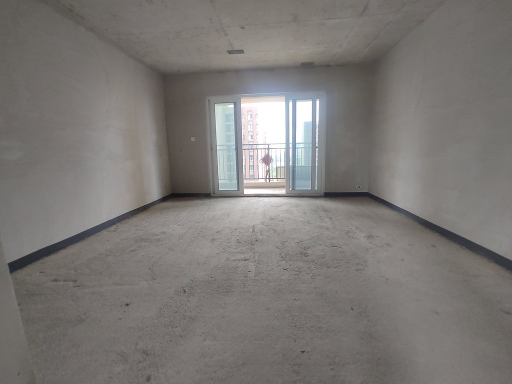 碧桂园.毛坯大四房.四开间朝南.买房送车位.看房方便