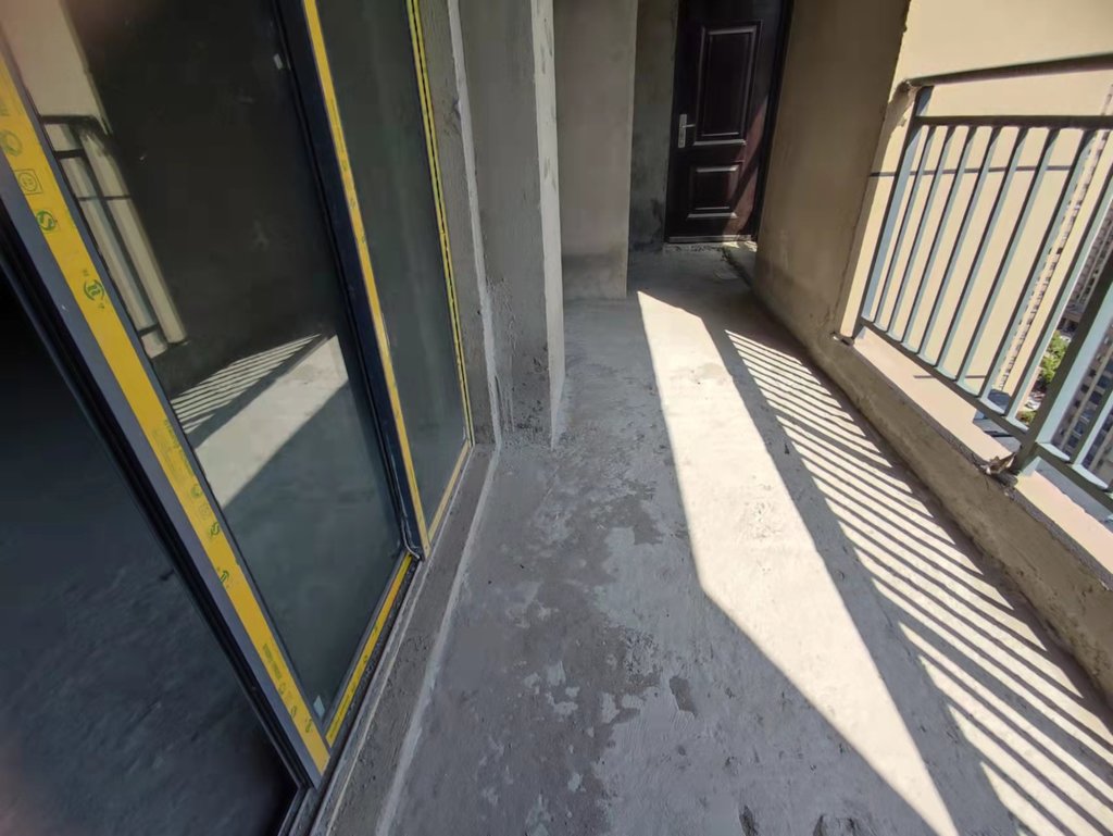 和合国际城超毛坯大四房，户型方正通透，小区的绿化也好，地理位置优越！