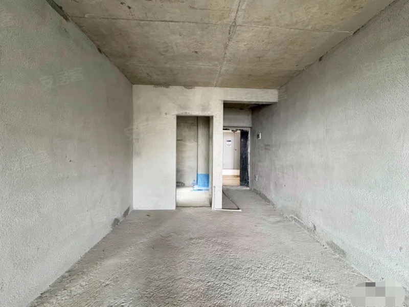 城南，蓝天白云，好楼层，毛坯三房两卫，证满二，业主急售！