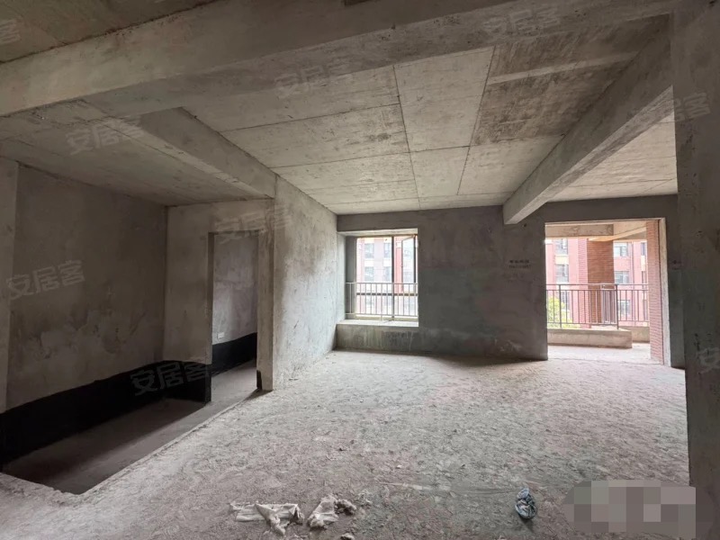 城南，新城一号五期，电梯洋房。中间楼层，四房二卫，全天采光，电梯入户，南北通透