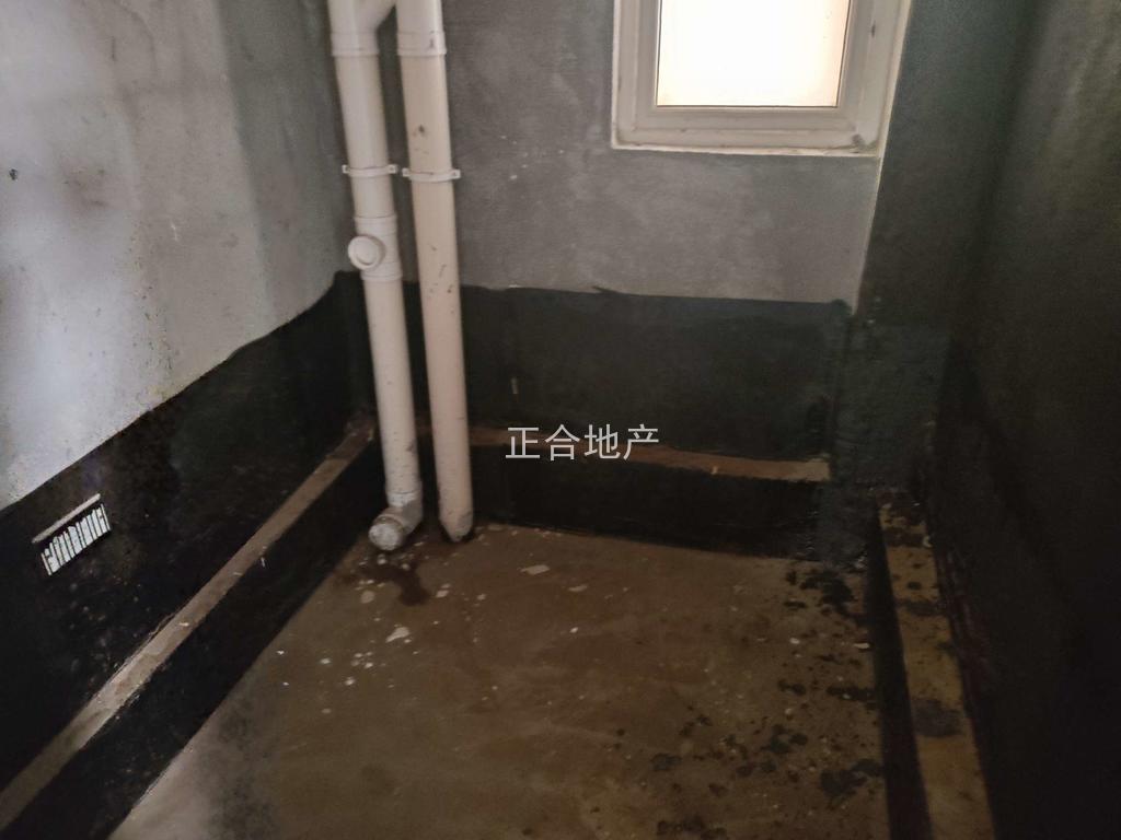 急售，森林国际城，电梯好楼层，满两年毛坯3室2厅2卫，二中二小