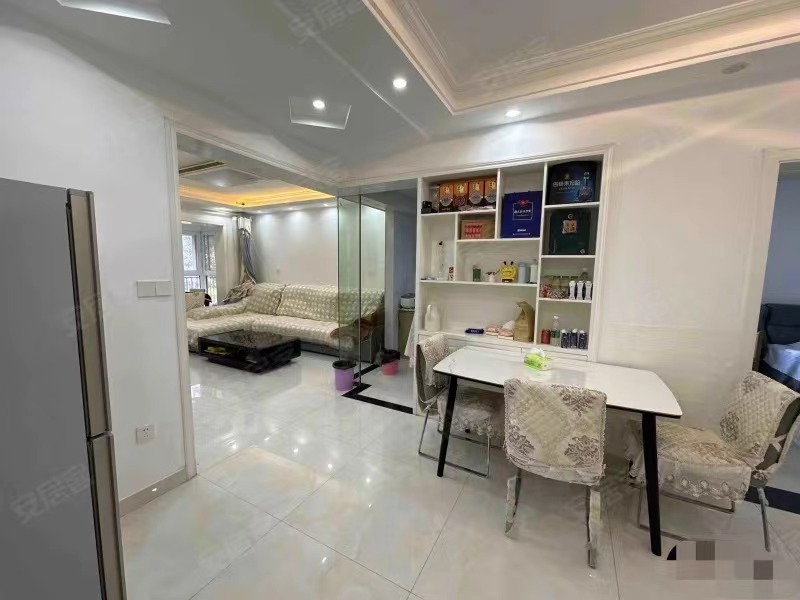 房东亏本出，捡漏房！​元泰未‮，城来‬精装‮房三‬两厅两卫，单价4500，满二。