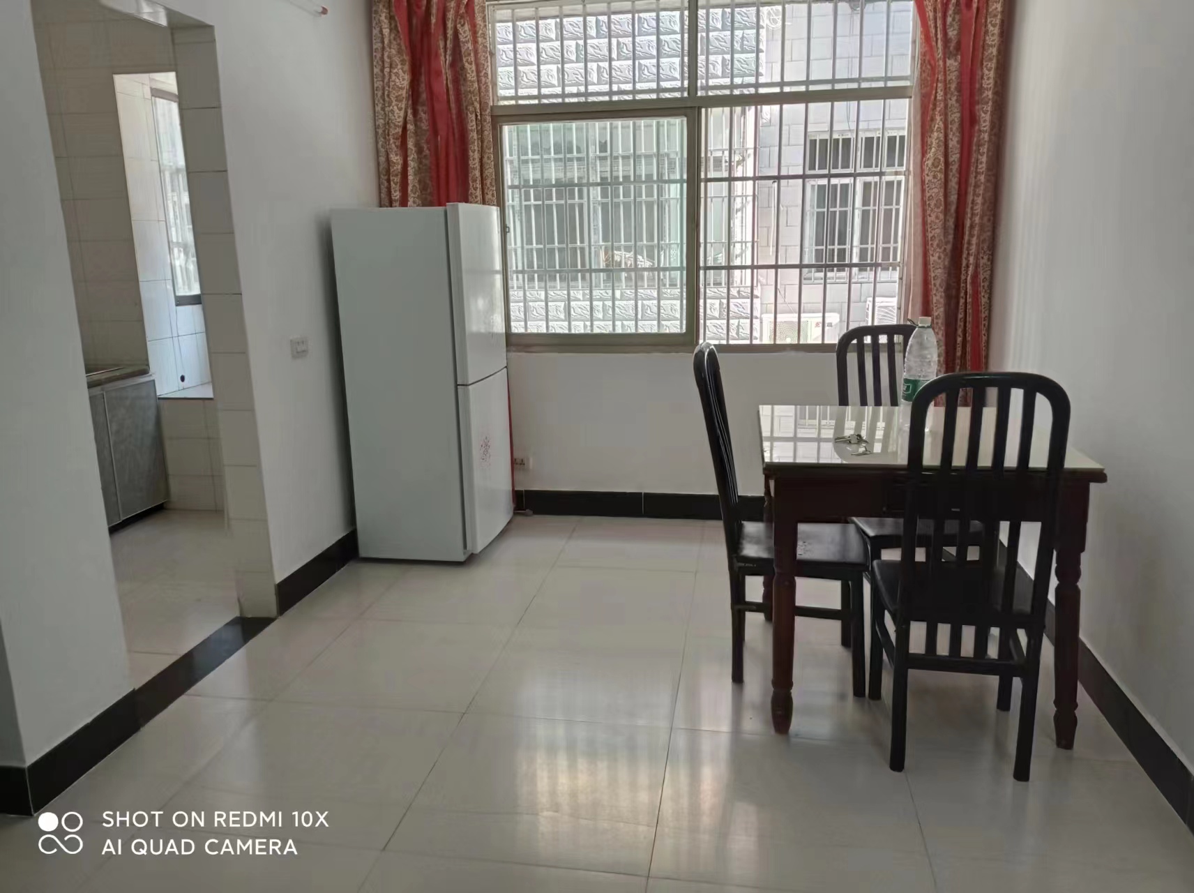 复州花园北门附近私房，四百平，搞么家都方便的吓人，上实验二小近的很，出门就是农贸