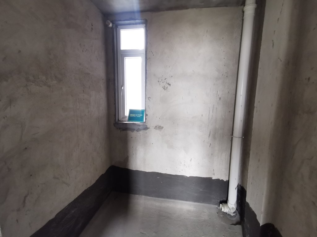 香岸华府.毛坯大三房好楼层.南北通透前后无遮挡.看房方便诚意出售