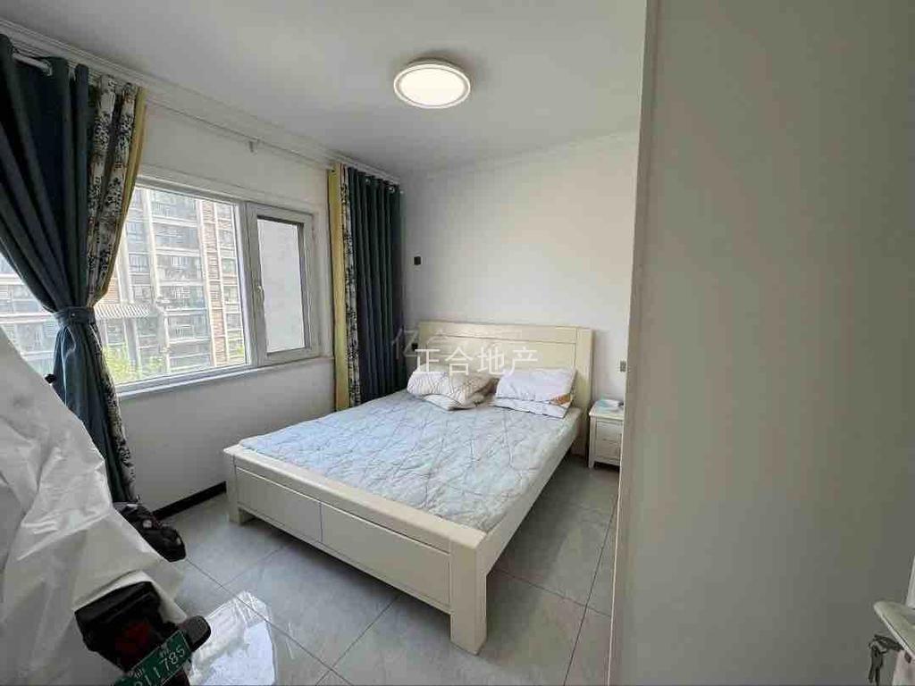 仙桃江滩公园旁，电梯小高层，9.9成新，精装三室两厅两卫，南北通透