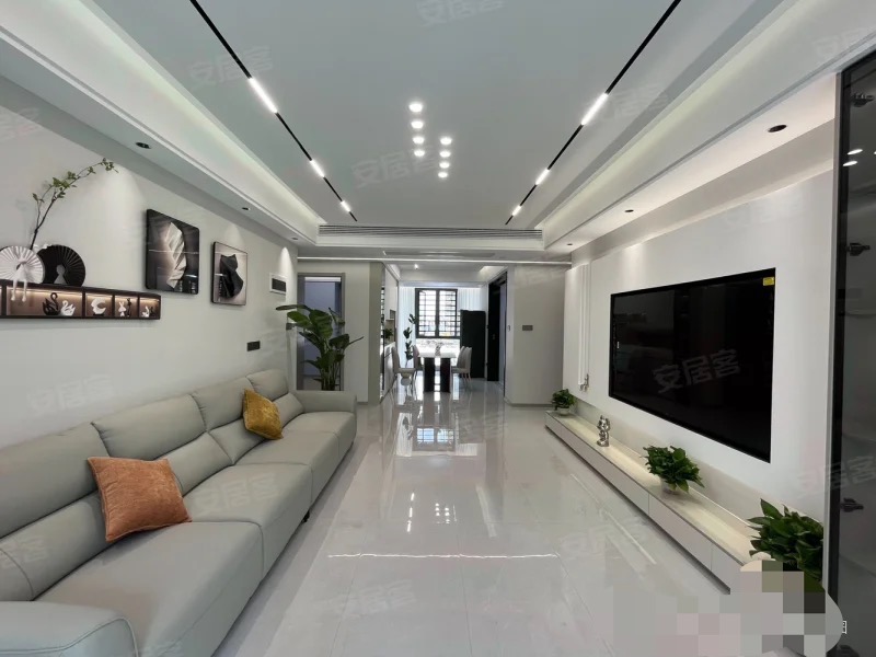 降价了，诚心出售，风和日丽，带车位，精装四房，南北双阳台，采光好