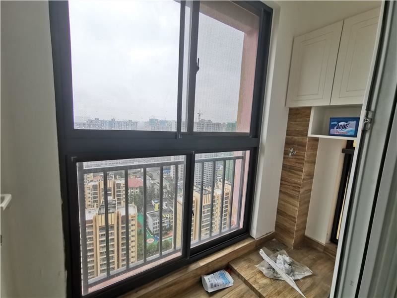 满庭春全屋订制精装修，湖景大四房只卖毛坯价，户型方正采光 