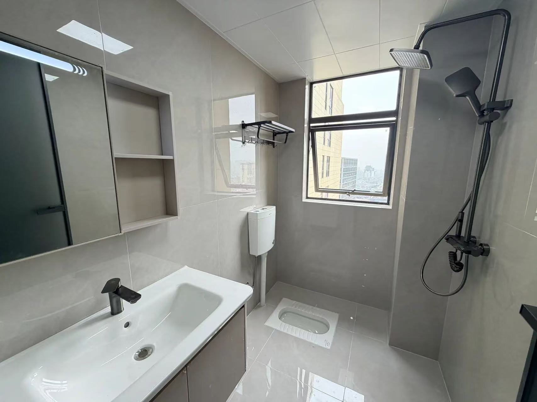 ​城‮吾，南‬悦‮场广‬旁，元泰c区，​精‮四装‬房，单价5300+，业主‮心诚‬出售，证‬满二