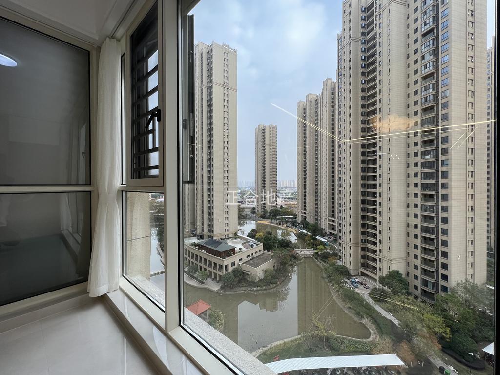 城南。御湖世家。好楼层电梯12楼。全新精装三房二卫，证满二，送车位