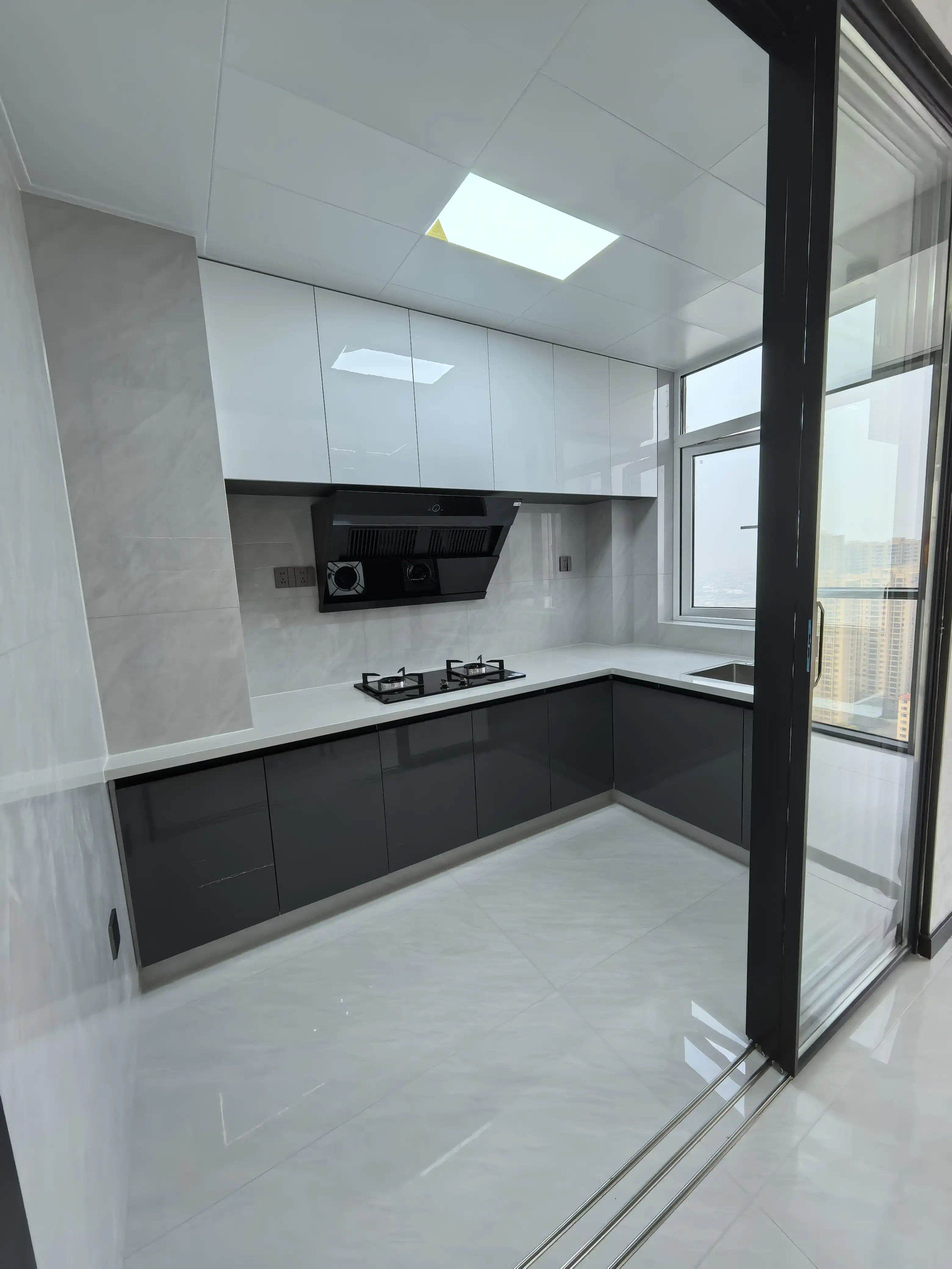 新妇幼对面，鸿昇现代城二期，精装三房两卫，边户，全新装修，好楼层