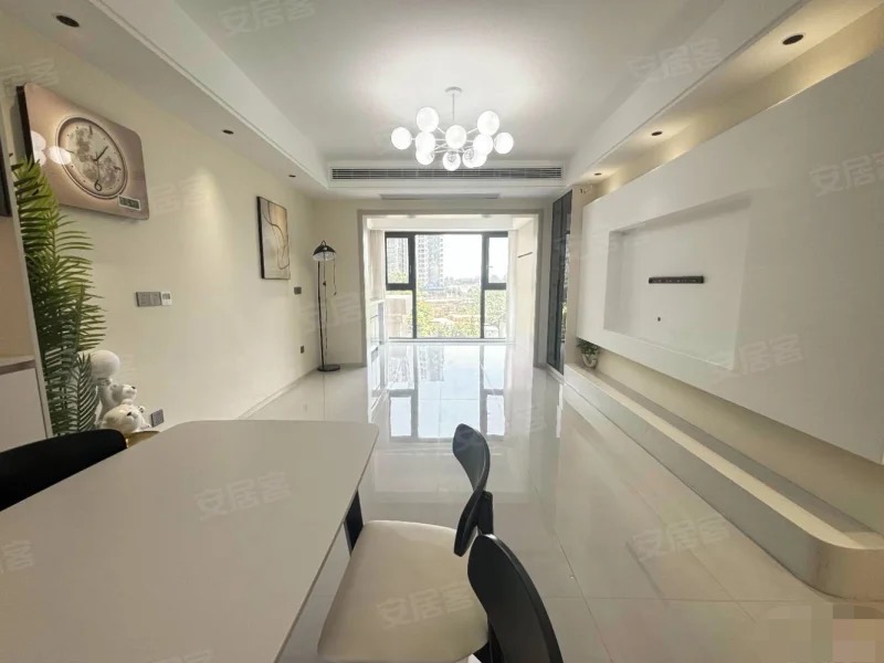 城东，次新小区，全新精装，三房两卫，边户，南北通透