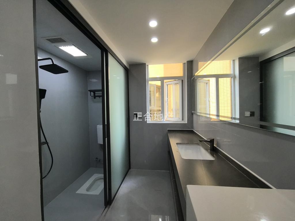 仙桃一中对面，和合国际五期，精装三房，全新装修，拎包入住，老证，人车分流