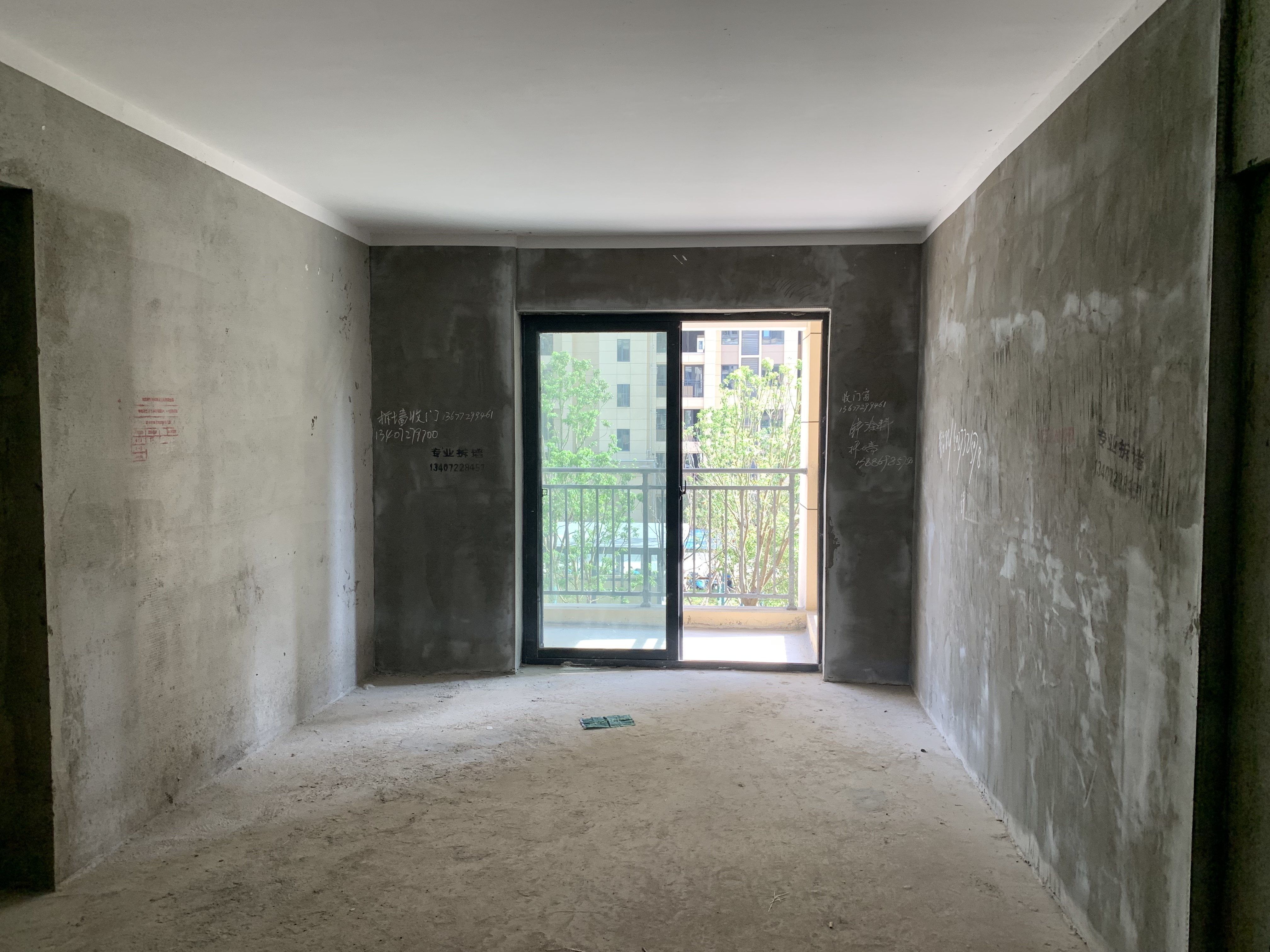 森林国际翡冷翠 毛坯小三房 三开间朝南 看房方便